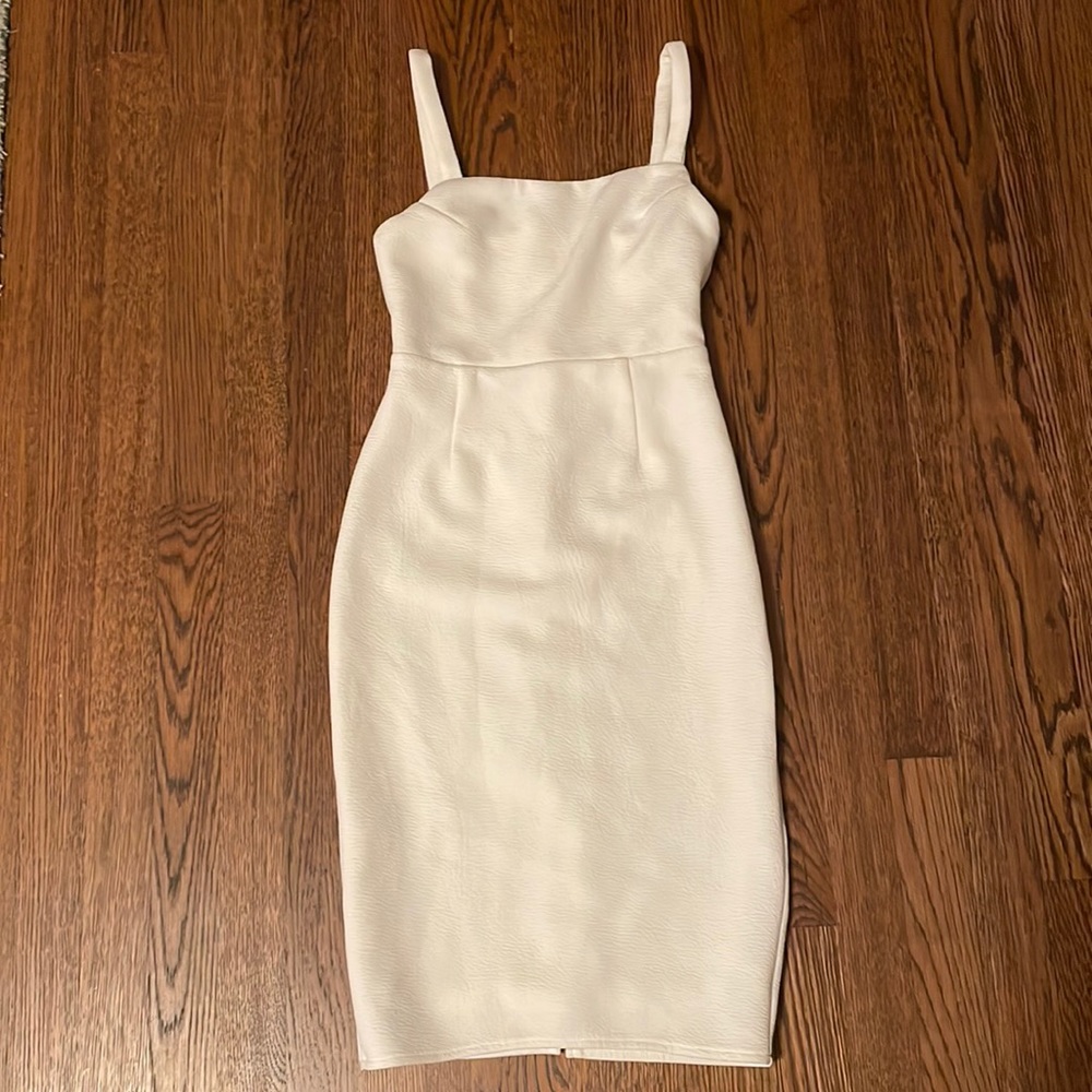Lulu’s white dress